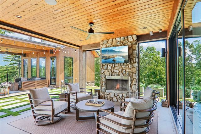 810 Lake View Court, Salem, SC 29676