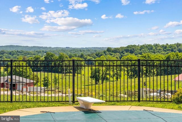 17 SHAMROCK LN, Charles Town, WV 25414