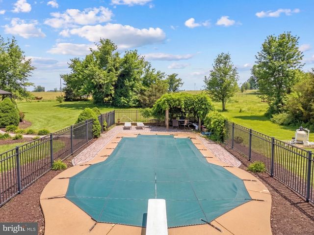 17 SHAMROCK LN, Charles Town, WV 25414