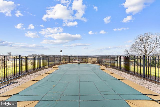 17 SHAMROCK LN, Charles Town, WV 25414