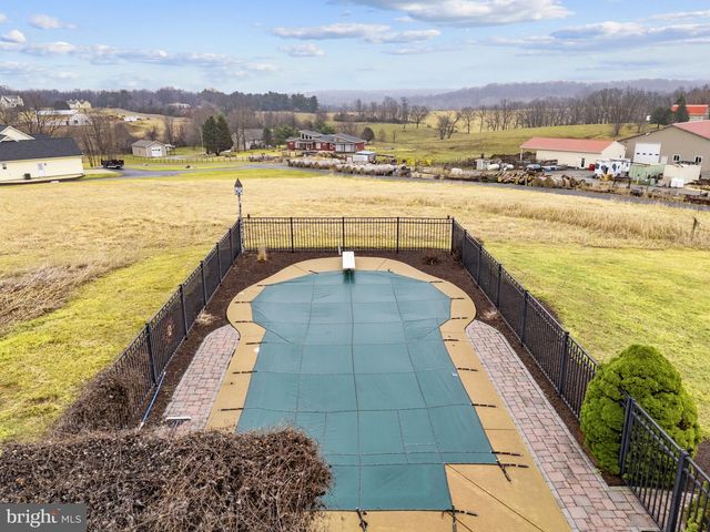 17 SHAMROCK LN, Charles Town, WV 25414