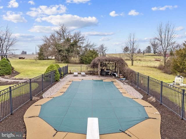 17 SHAMROCK LN, Charles Town, WV 25414