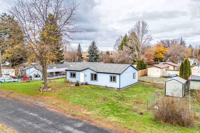 107 N B St, Albion, WA 99102