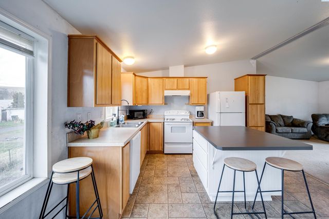 107 N B St, Albion, WA 99102