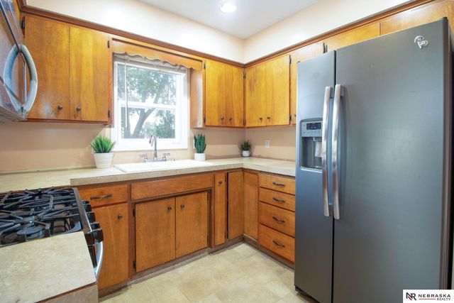 6317 N 68th Street, Omaha, NE 68104