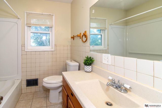 6317 N 68th Street, Omaha, NE 68104