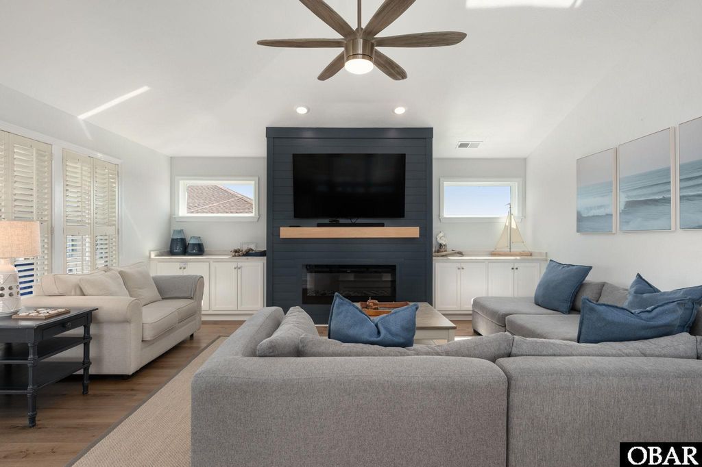 Image 16 of property listing at 614 Tern Arch, Corolla, NC 27927