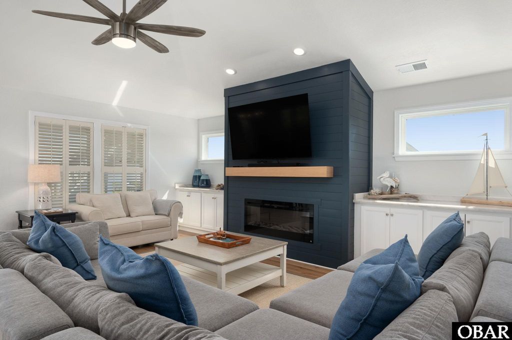 Image 17 of property listing at 614 Tern Arch, Corolla, NC 27927