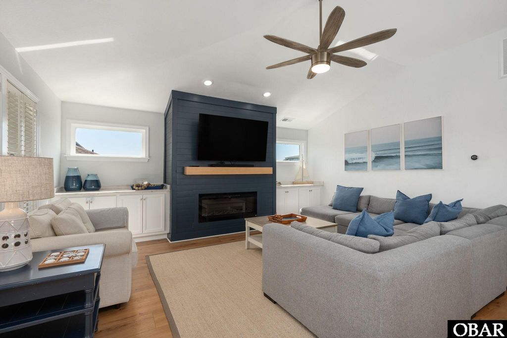 Image 18 of property listing at 614 Tern Arch, Corolla, NC 27927