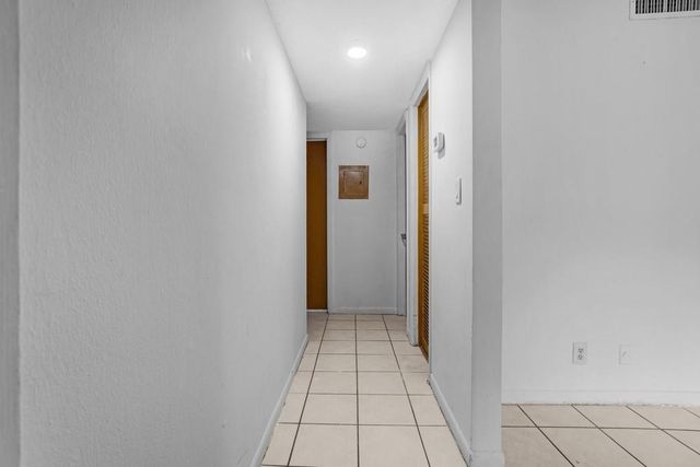 2424 NW 39th Way 202, Lauderdale Lakes, FL 33311