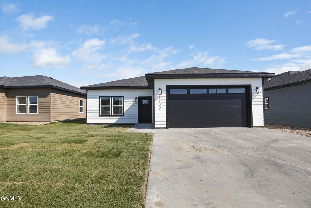 3322 34th Street W, Williston, ND 58801 photo 2