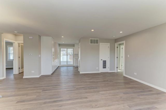 935 Elmwood Lane, Elk Grove Village, IL 60007