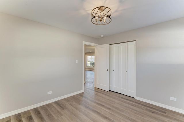 935 Elmwood Lane, Elk Grove Village, IL 60007