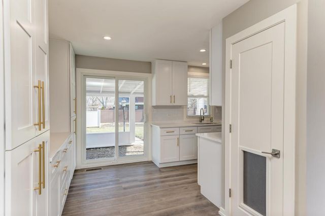 935 Elmwood Lane, Elk Grove Village, IL 60007