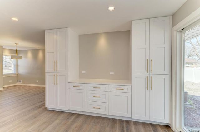 935 Elmwood Lane, Elk Grove Village, IL 60007