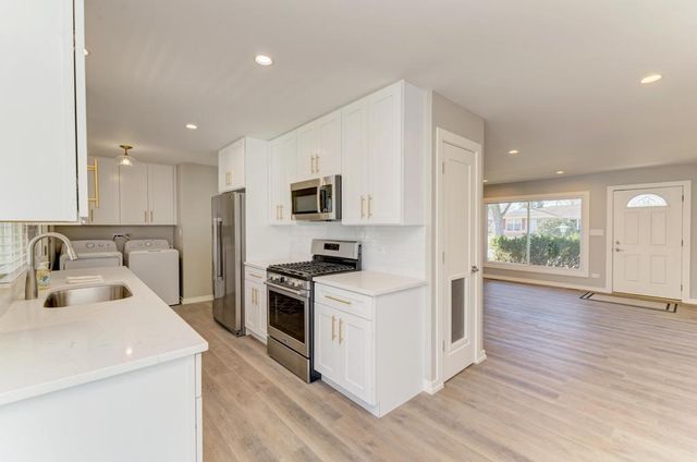 935 Elmwood Lane, Elk Grove Village, IL 60007