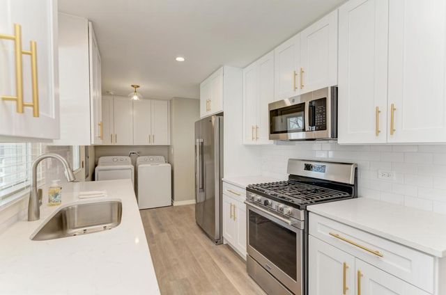 935 Elmwood Lane, Elk Grove Village, IL 60007