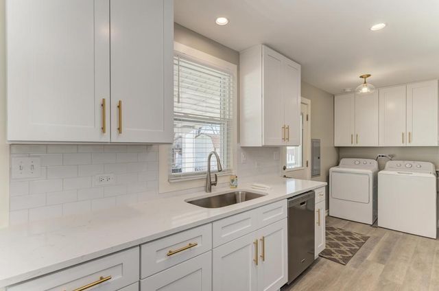 935 Elmwood Lane, Elk Grove Village, IL 60007