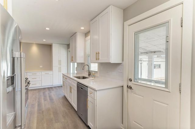 935 Elmwood Lane, Elk Grove Village, IL 60007