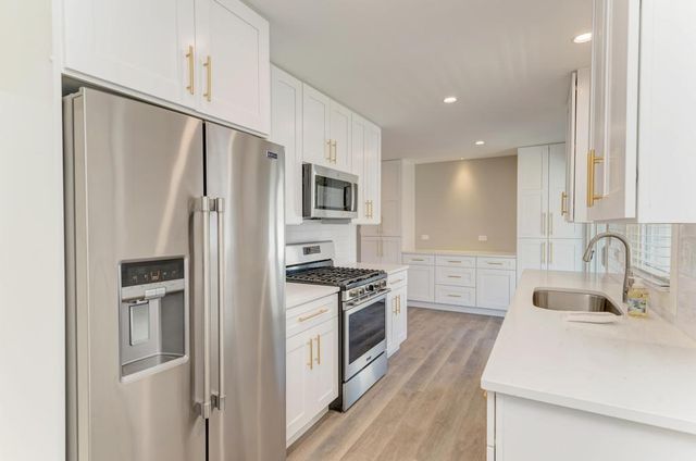 935 Elmwood Lane, Elk Grove Village, IL 60007