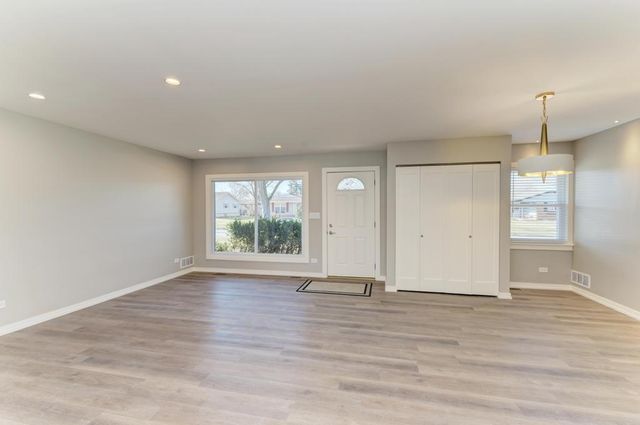 935 Elmwood Lane, Elk Grove Village, IL 60007