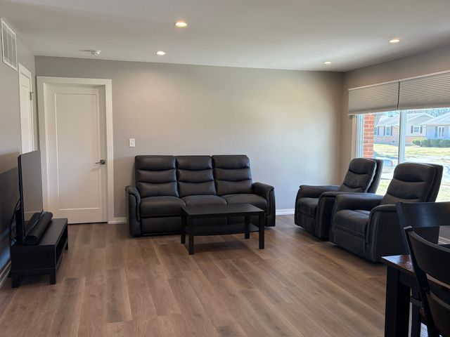 935 Elmwood Lane, Elk Grove Village, IL 60007