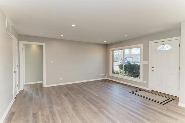 935 Elmwood Lane, Elk Grove Village, IL 60007