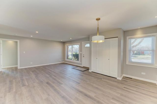 935 Elmwood Lane, Elk Grove Village, IL 60007