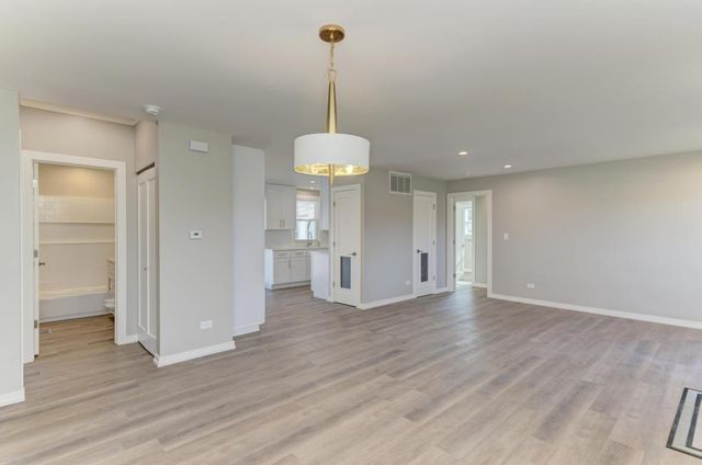 935 Elmwood Lane, Elk Grove Village, IL 60007