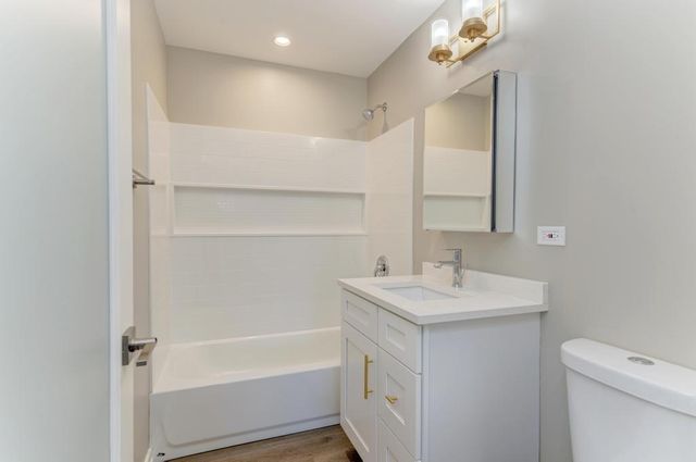 935 Elmwood Lane, Elk Grove Village, IL 60007