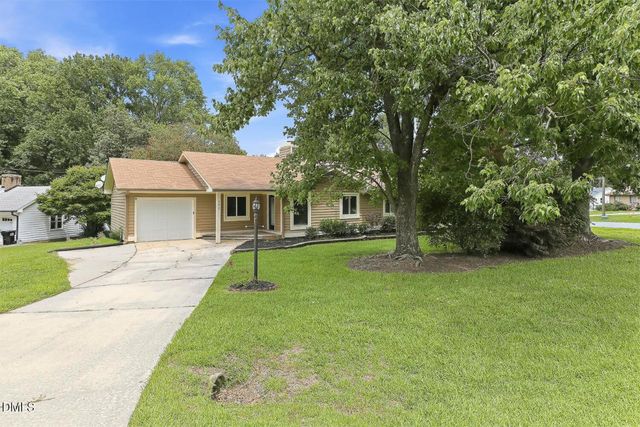 102 Oaklake Court, Fuquay Varina, NC 27526