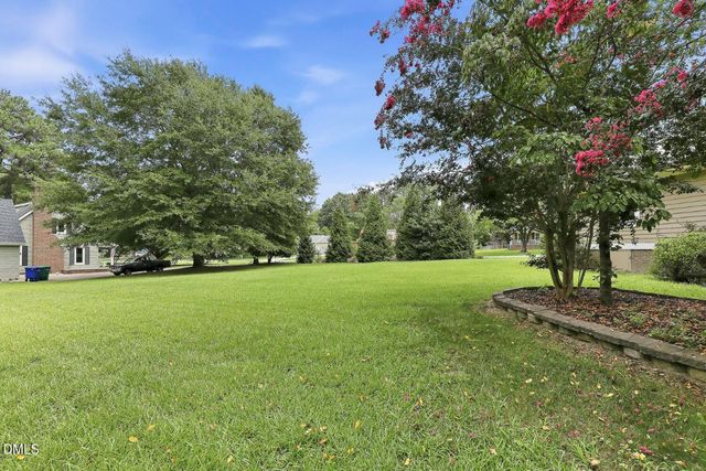 102 Oaklake Court, Fuquay Varina, NC 27526