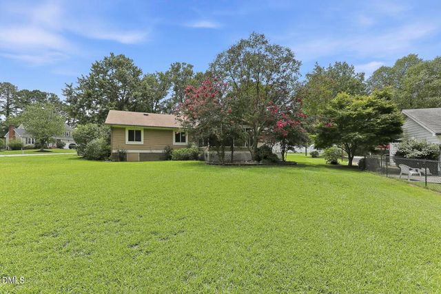 102 Oaklake Court, Fuquay Varina, NC 27526