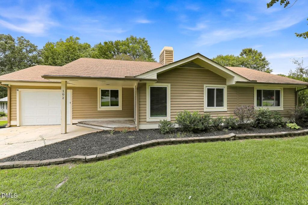 102 Oaklake Court, Fuquay Varina, NC 27526