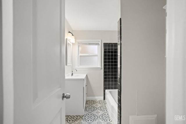 3003 Buena Vista Street, Bakersfield, CA 93304