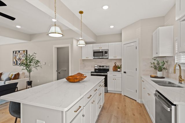 414 SUGARBERRY DR, Columbia, MO 65201