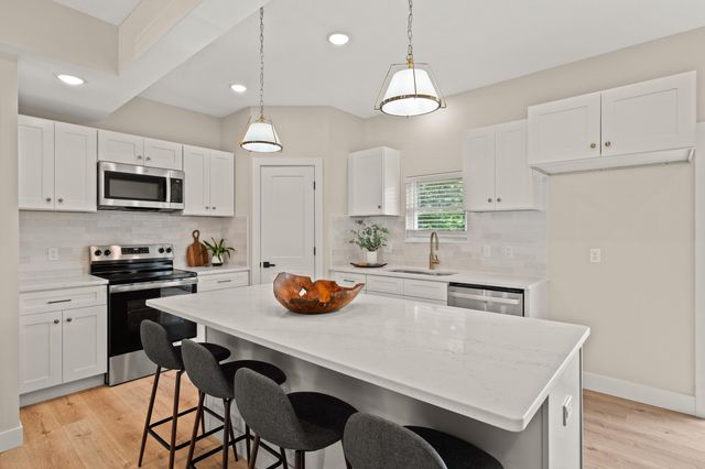 414 SUGARBERRY DR, Columbia, MO 65201