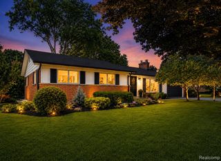 3161 Woodcrest Road, Rochester Hills, MI 48309