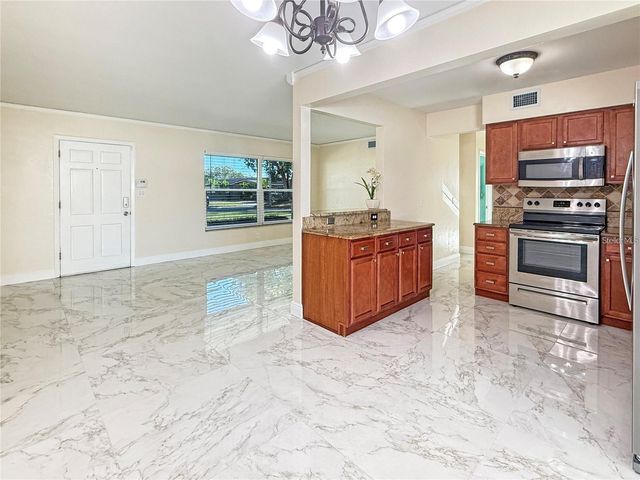 8802 109TH LANE, Seminole, FL 33772
