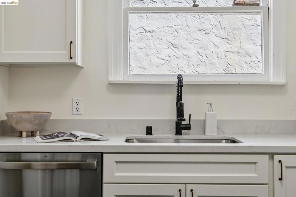 Image 15 of property listing at 575 58th St, Oakland, CA 94609