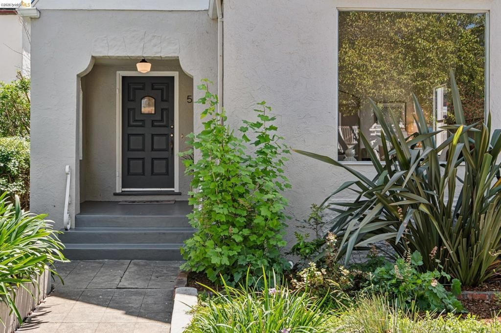 Image 3 of property listing at 575 58th St, Oakland, CA 94609