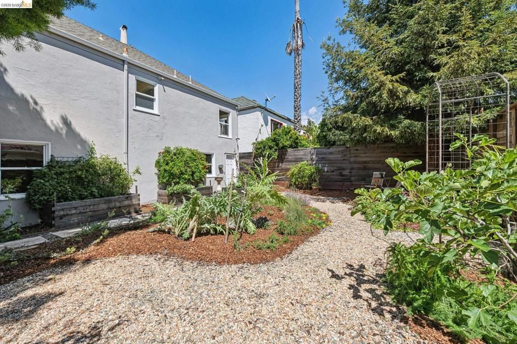 Image 38 of property listing at 575 58th St, Oakland, CA 94609