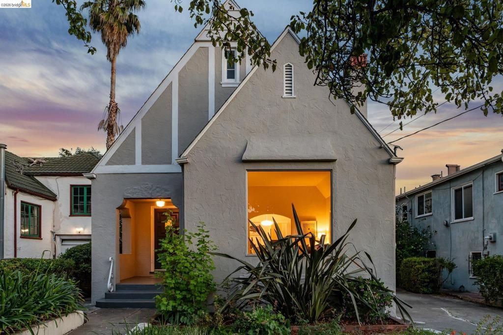 Image 43 of property listing at 575 58th St, Oakland, CA 94609