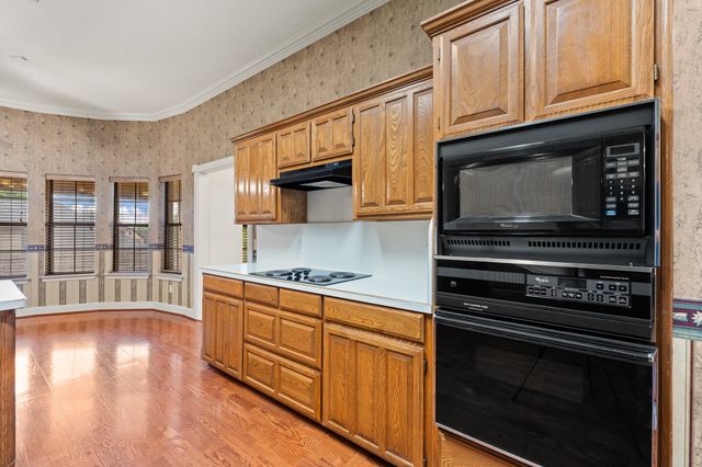 413 Lincoln Oaks Drive, Burleson, TX 76028