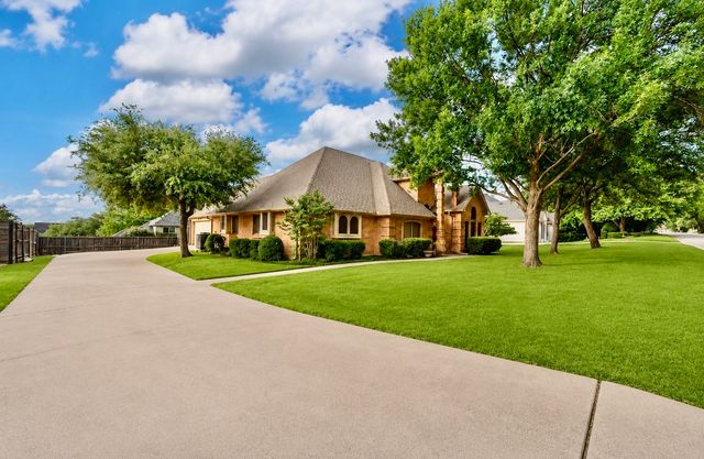 413 Lincoln Oaks Drive, Burleson, TX 76028
