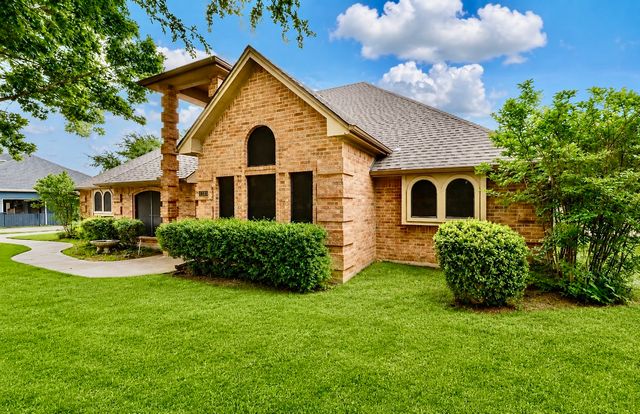 413 Lincoln Oaks Drive, Burleson, TX 76028