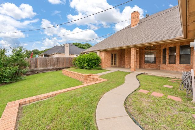 413 Lincoln Oaks Drive, Burleson, TX 76028