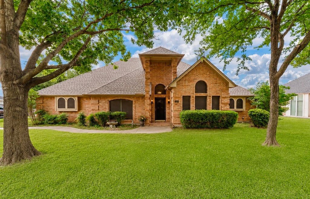413 Lincoln Oaks Drive, Burleson, TX 76028