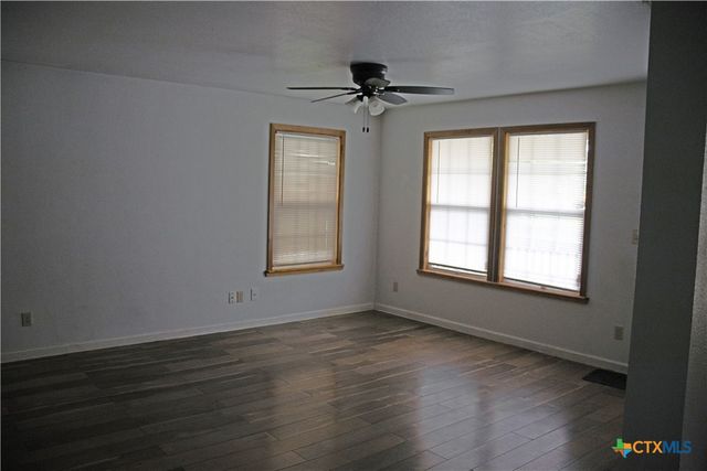 633 S Commerce Street, Lockhart, TX 78644