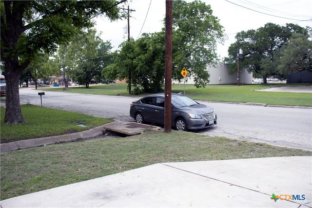 633 S Commerce Street, Lockhart, TX 78644